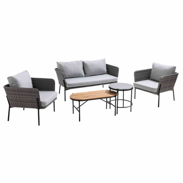 Gartenmöbel-Set aus grauem Geflecht mit 2-Sitzer-Sofa, zwei Sesseln, einem Holztisch und einem runden Beistelltisch.