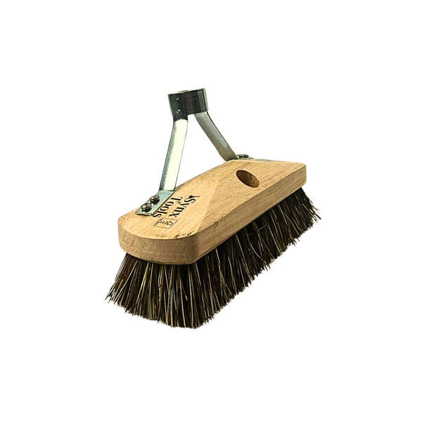 Bürste mit Holzgriff und Metallhalterung