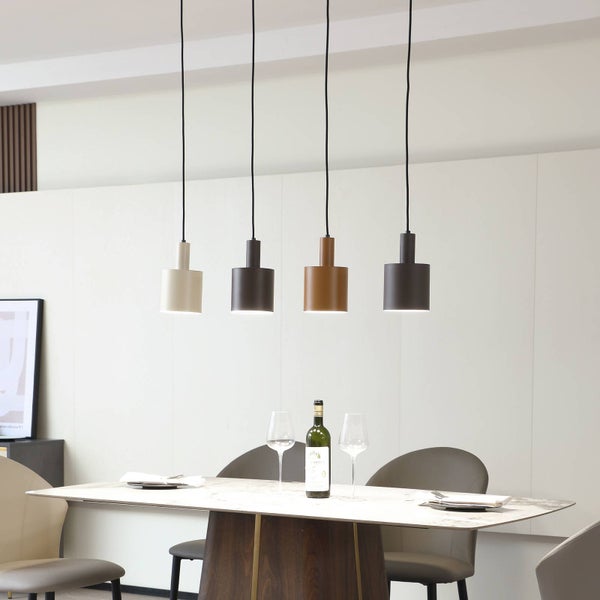 Esstisch mit vier Pendelleuchten in verschiedenen Farben