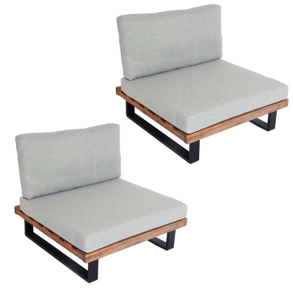 Zwei modulare Loungesessel für den Außenbereich mit Holzrahmen, schwarzen Metallbeinen sowie grauen Sitz- und Rückenkissen.