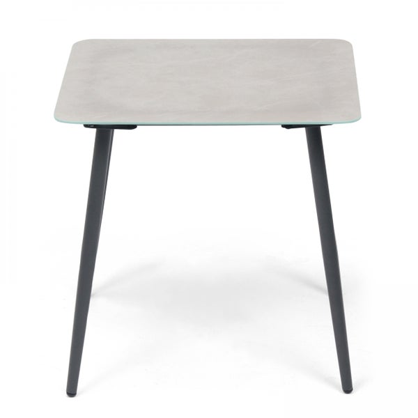 Quadratischer Tisch mit abgerundeten Ecken, Tischplatte in Steinoptik und vier schwarzen Metallbeinen.