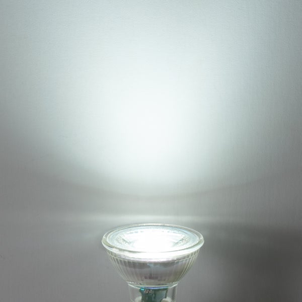 Eingeschaltete LED-Reflektorlampe mit hellem Lichtkegel.