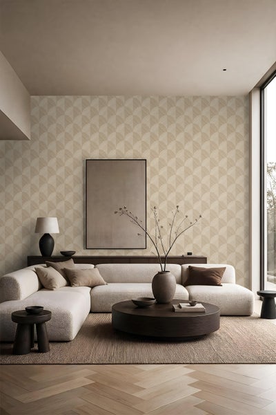 Modernes Wohnzimmer mit geometrischer Mustertapete, hellem Ecksofa, dunklem Couchtisch und Holzparkett im Fischgrätmuster.