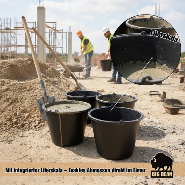 Mehrere schwarze Maurereimer mit integrierter Literskala auf einer Baustelle mit Bauarbeitern im Hintergrund.