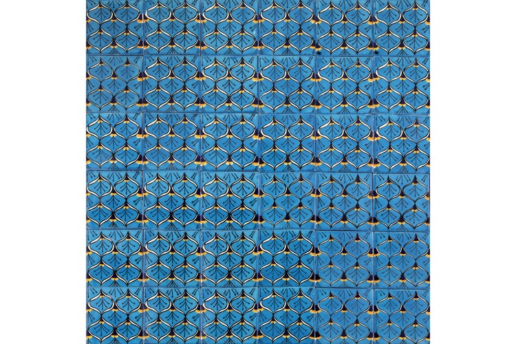 Wandfliesen mit blauem Muster