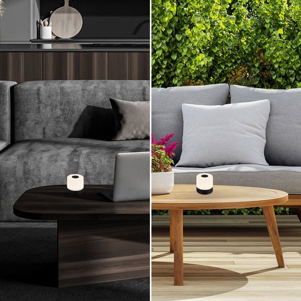 Tragbare LED-Leuchte für den Innen- und Außenbereich auf einem Couchtisch und einem Gartentisch, akkubetrieben, warmweißes Licht.
