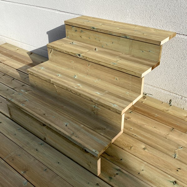 Holztreppe mit drei Stufen auf einer Terrasse