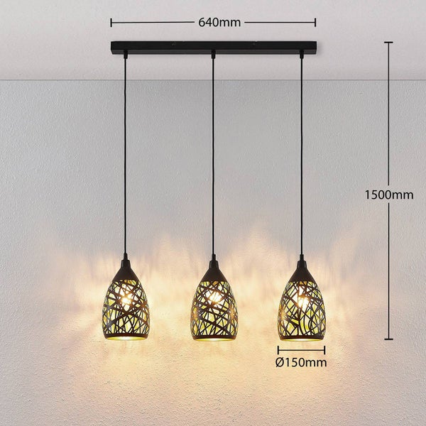 Dreiflammige Pendelleuchte mit schwarzen, gemusterten Schirmen. Breite 640 Millimeter, Höhe 1500 Millimeter, Schirmdurchmesser 150 Millimeter.