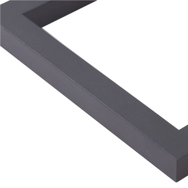 Nahaufnahme einer dunkelgrauen Bilderrahmenleiste mit matter Oberfläche.