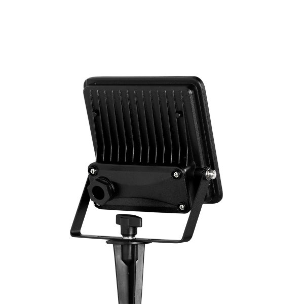 Rückansicht eines schwarzen LED-Flutstrahlers mit Erdspieß, verstellbarem Haltebügel und Kühlrippen.