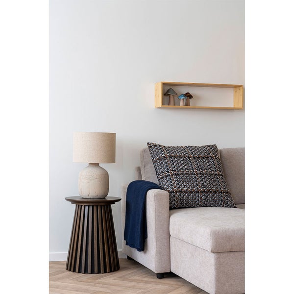 Katzenkratzbaum mit Liegeflächen, Höhlen und Spielzeug in einem Wohnzimmer.