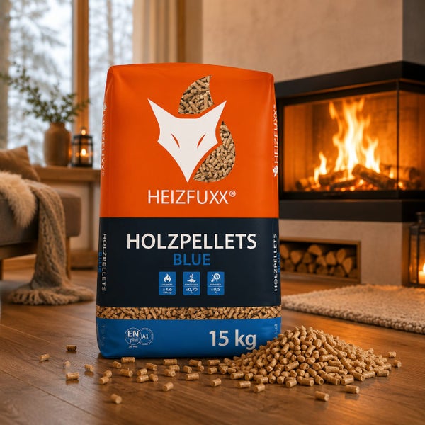 Heizfuxx Holzpellets Blue im 15 Kilogramm Sack und lose Pellets auf Holzboden vor einem brennenden Kamin in einem hellen, gemütlichen Wohnzimmer.