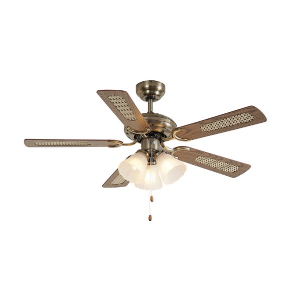 Deckenventilator mit fünf Flügeln, Rattaneinlage und drei Leuchten im rustikalen Design mit Zugschalter