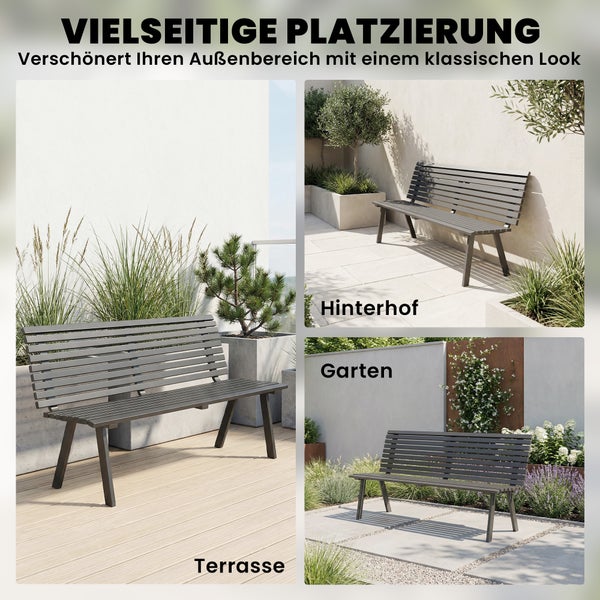 Eine dunkelgraue Gartenbank aus Lamellen, dargestellt in drei verschiedenen Außenbereichen: auf einer Terrasse, in einem Hinterhof und in einem Garten.