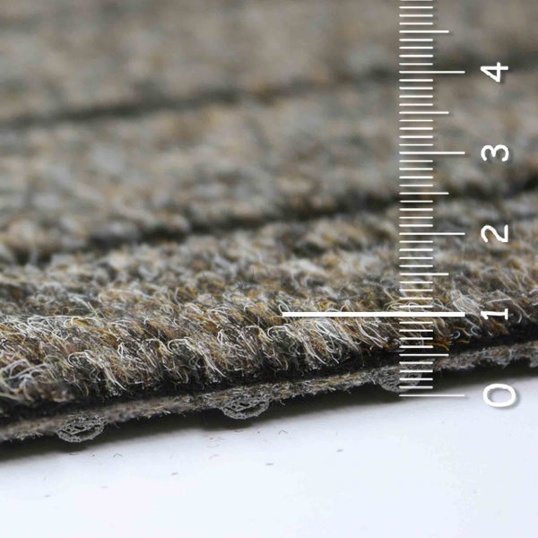 Detailaufnahme eines Teppichs mit Maßeinteilung zur Darstellung der Florhöhe.
