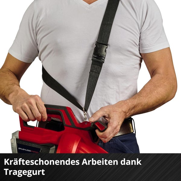 Person trägt ein akkubetriebenes Gartenwerkzeug mit einem verstellbaren Tragegurt für kräfteschonendes Arbeiten.