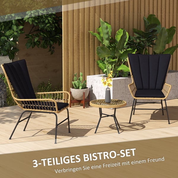 Dreiteiliges Bistroset mit zwei Rattansesseln mit Polster und einem kleinen Rattantisch auf einer Holzterrasse