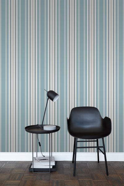 Innenraum mit gestreifter Tapete, Tischlampe und Stuhl