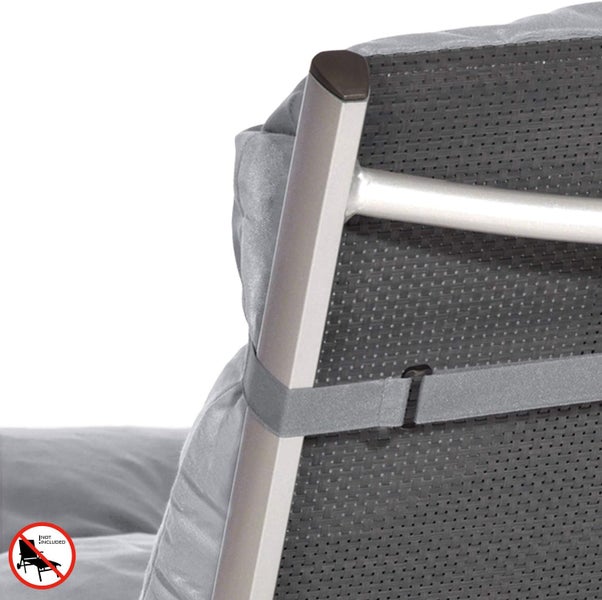 Nahaufnahme einer grauen Gartenliegen-Auflage mit verstellbarem Halteband an einem Metallrahmen. Liege nicht im Lieferumfang enthalten.