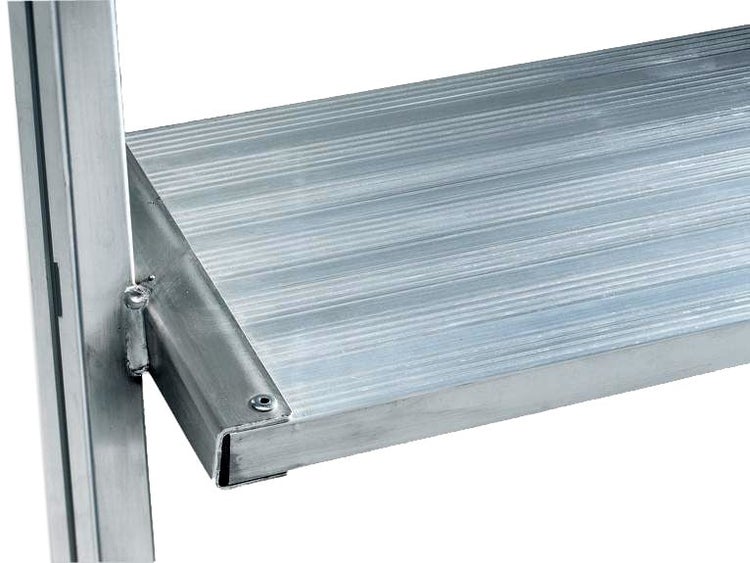 Detailansicht einer geriffelten Aluminium Arbeitsplattform für ein Gerüst mit Metallverbindung
