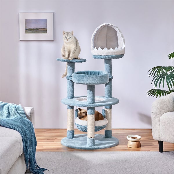 Katzenkratzbaum mit mehreren Ebenen und zwei Katzen