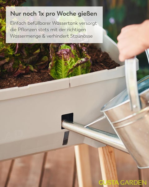 Hochbeet mit Bewässerungssystem, Befüllung des Wassertanks durch seitliche Öffnung mit einer Gießkanne. Gusta Garden Logo.