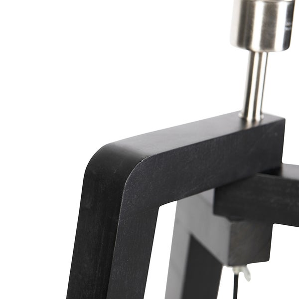 Detailansicht eines schwarzen Holzelements mit einem metallischen Lampenfassungselement einer Innenleuchte.