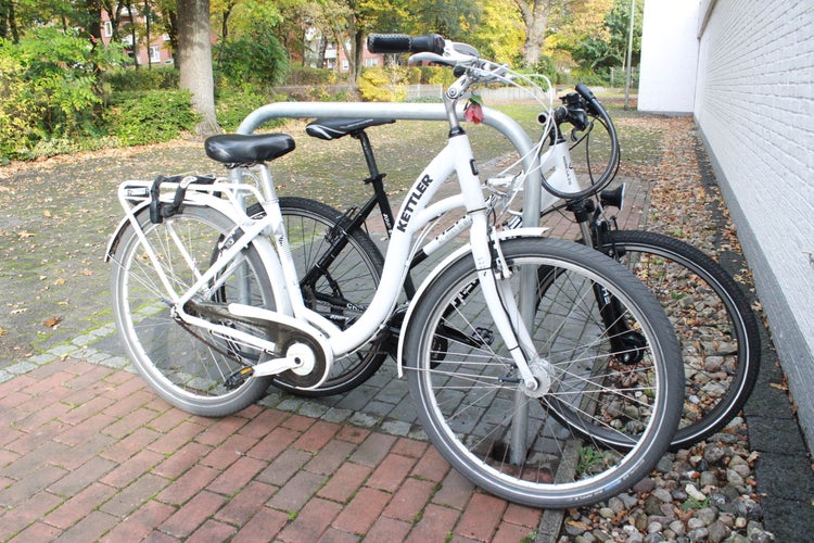 Fahrräder der Marke Kettler und Hercules an einem Fahrradständer