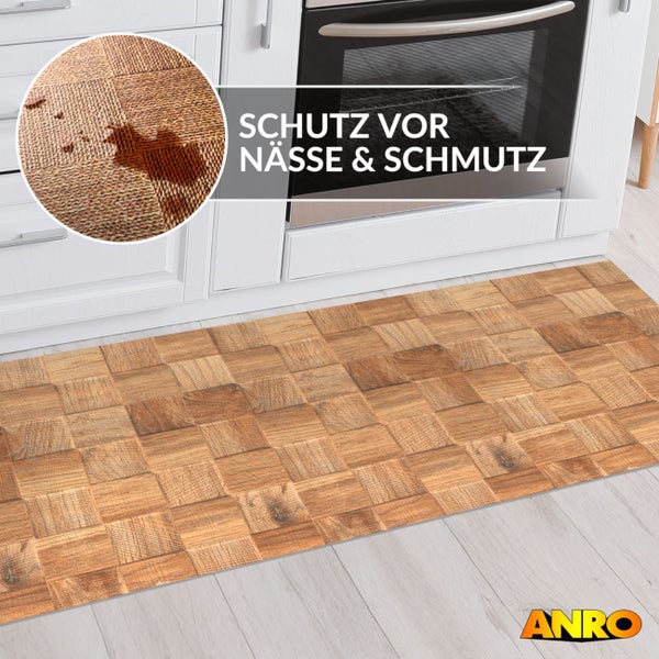 Küchenläufer mit Holzoptik-Muster vor weißer Küchenzeile, Schutz vor Nässe und Schmutz, ANRO Logo.