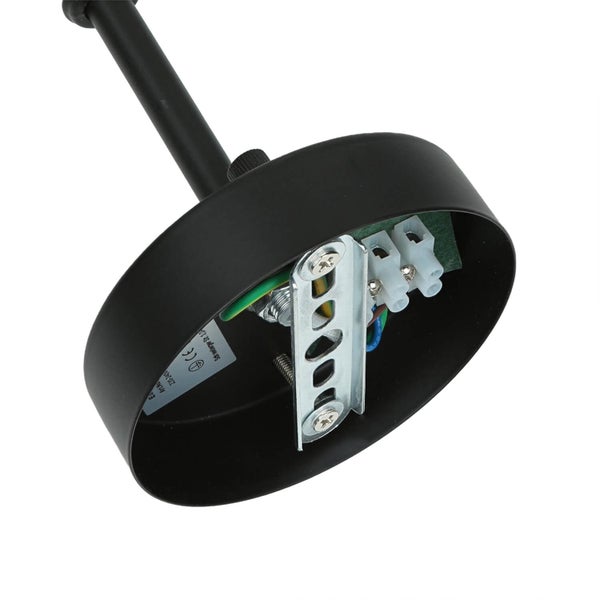 Detail einer schwarzen Deckenleuchte mit sichtbarer Verkabelung und Montagehalterung.