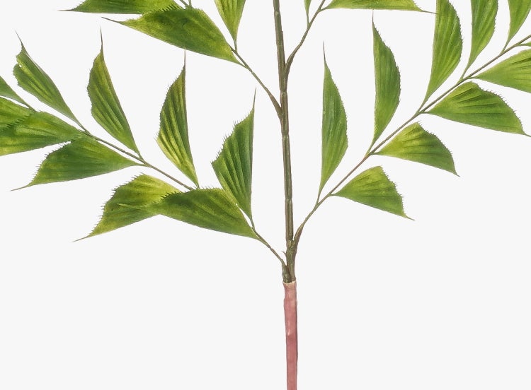Künstliche Monstera deliciosa im Topf, Detailansicht der grünen Blätter mit charakteristischen Löchern.