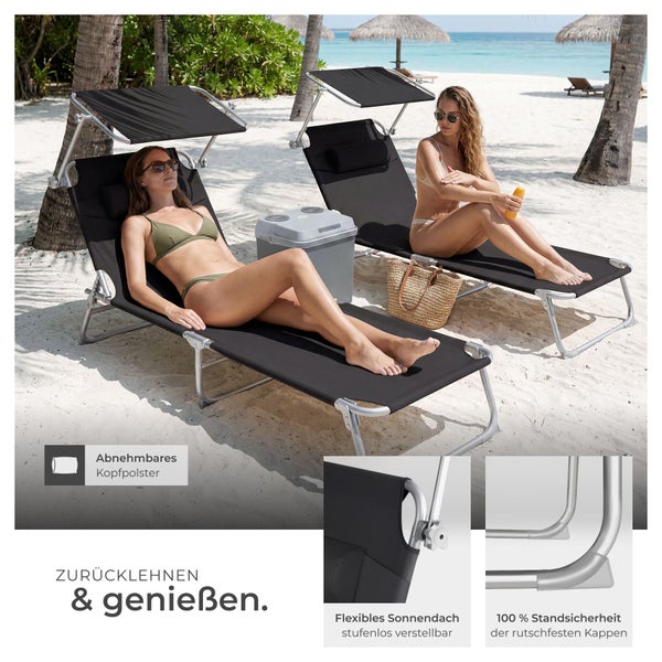 Zwei Gartenliegen mit verstellbarem Sonnendach und abnehmbarem Kopfpolster auf einem Strand. Klappbares Aluminiumgestell mit rutschfesten Kappen.