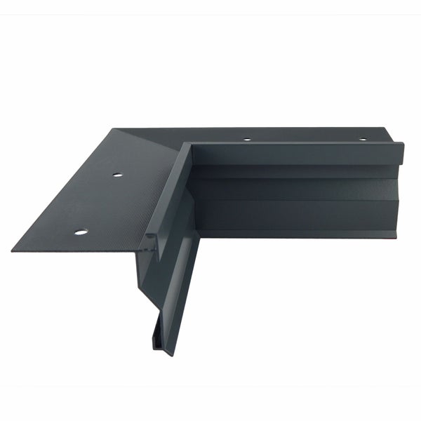 Eckprofil aus Metall in Anthrazit für den Dachrand mit vorgebohrten Löchern.