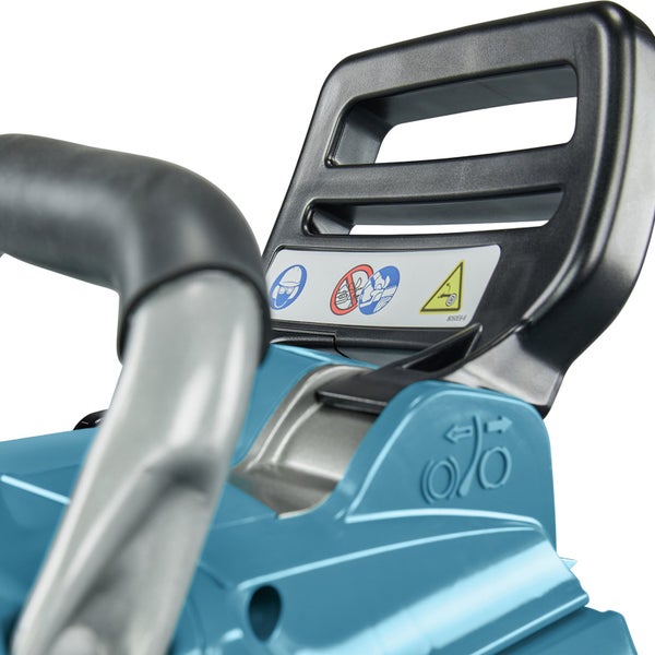 Person schleift Holz mit einem Schleifblock der Körnung Mittel und dem Bosch Logo.