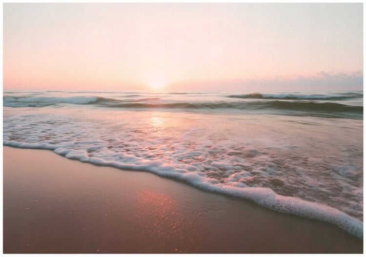 Sonnenaufgang über dem Meer mit Wellen und Strand