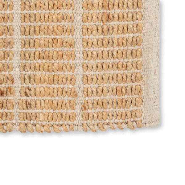 Nahaufnahme eines gewebten Teppichs aus natürlichen Jutefasern mit strukturiertem Blockmuster.