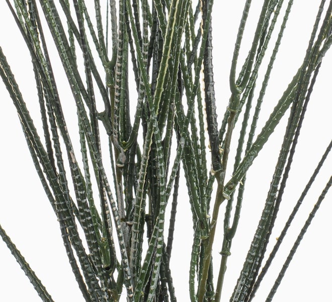 Detailansicht eines grünen künstlichen Pflanzenstiels aus Kunststoff mit segmentierter Struktur.