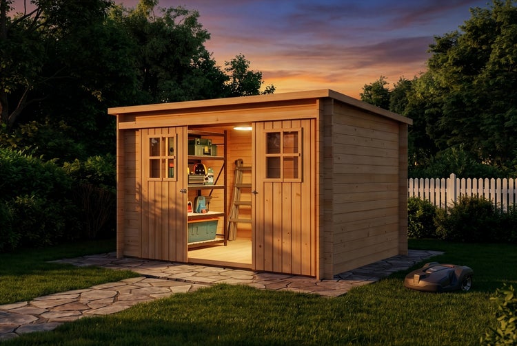 Modernes Gartenhaus aus Holz mit Pultdach und Doppeltür, beleuchteter Innenraum mit Regalen und Werkzeug, Gartenweg aus Stein.