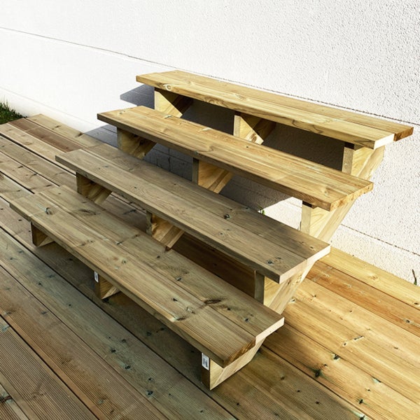 Holzterrasse mit dreistufiger Holztreppe