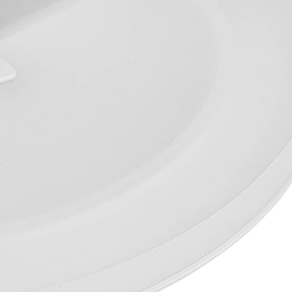 Detailansicht einer weißen, glatten Oberfläche mit einer abgerundeten Kante.