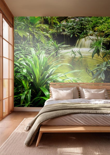 Schlafzimmer mit Fototapete Dschungel Wasserfall, Holzbett und Teppich