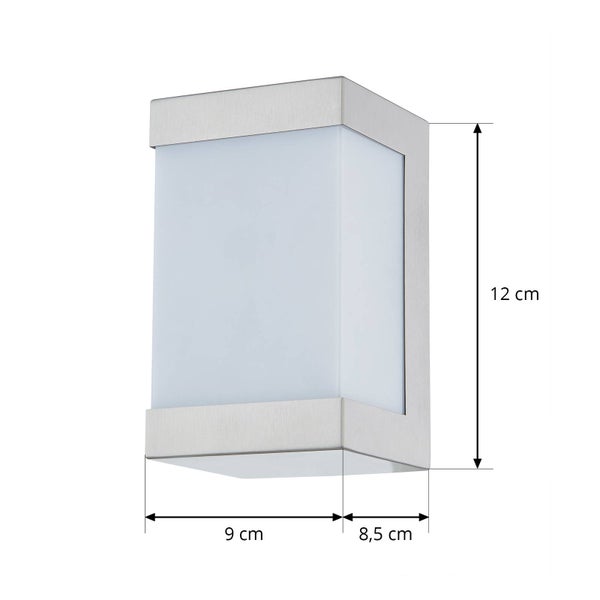 Rechteckige Wandleuchte aus Edelstahl mit weißem Diffusor. Maße: Höhe 12 Zentimeter, Breite 9 Zentimeter, Tiefe 8,5 Zentimeter.