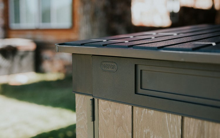 Detailansicht eines Gerätehauses mit Keter Logo