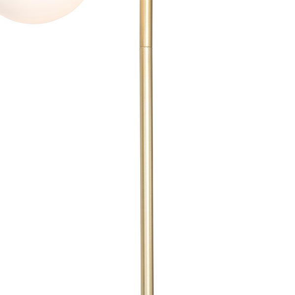 Detailaufnahme einer Stehlampe mit goldenem Lampenfuß und runder Lampe