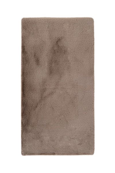 Rechteckiger taupefarbener Teppich mit weicher, plüschiger Textur.