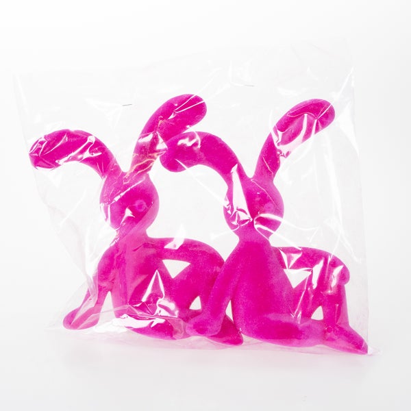 Zwei Hasenfiguren in einer Plastikverpackung