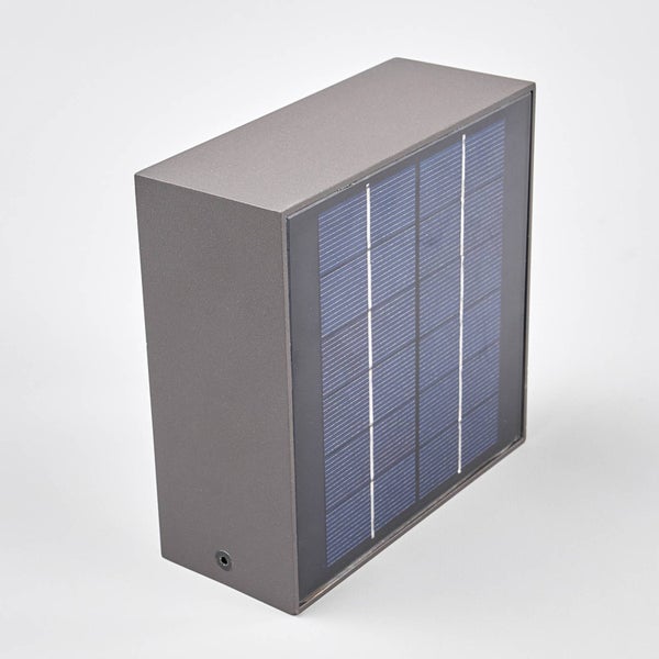 Rechteckige Solar-Außenwandleuchte in Anthrazit mit integriertem Solarpanel.