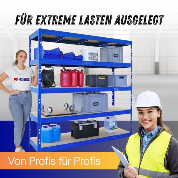 Blaues Schwerlastregal aus Metall mit vier Holzböden in einer hellen Lagerhalle, bestückt mit Werkstattutensilien wie Kisten und Kanistern.