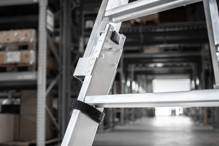 Detailansicht einer Aluminiumleiter mit Sicherheitsmerkmalen in einem Lager