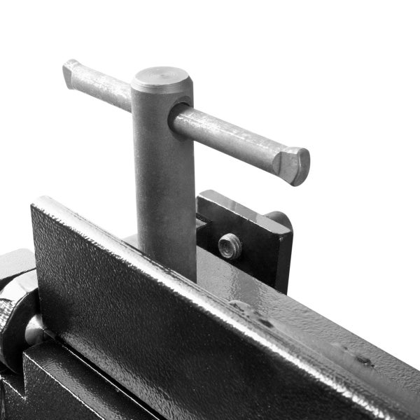 Detailaufnahme eines T-Griffs aus Metall an einem schwarzen Werkzeugteil.